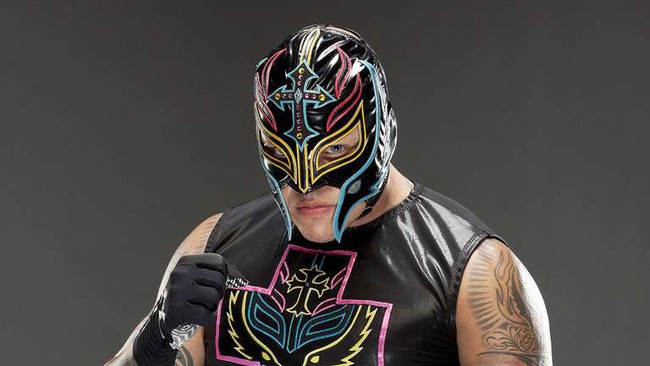 Hai đấu sỹ WWE quật nhau đến sập cả v&otilde; đ&agrave;i - Ảnh 5.