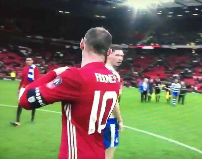 Rooney ê mặt vì đối thủ từ chối đổi áo đấu trên sân - Ảnh 3.