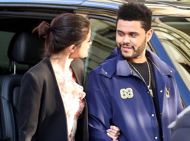 Selena Gomez bị mẹ ngăn cấm yêu đương chàng ca sĩ nghiện ngập The Weeknd? - Ảnh 1.