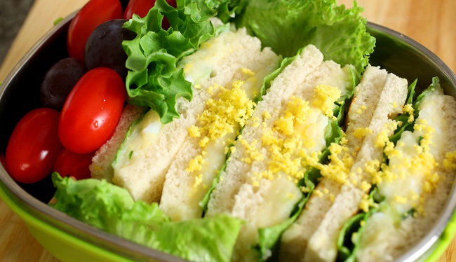 Đem trứng đi trộn salad, tưởng không ngon mà ngon không tưởng - Ảnh 1.