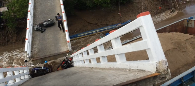 C&agrave; Mau: S&agrave; lan h&uacute;c sập đ&ocirc;i cầu Cả Trăng, 4 người bị thương - Ảnh 1.