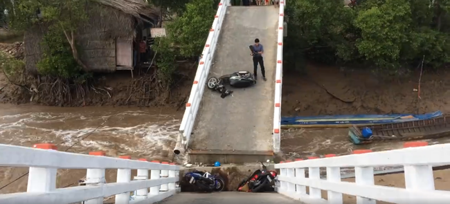 C&agrave; Mau: S&agrave; lan h&uacute;c sập đ&ocirc;i cầu Cả Trăng, 4 người bị thương - Ảnh 2.