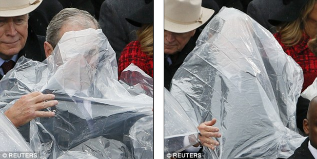 Cựu Tổng thống George W. Bush nghịch ngợm với mảnh áo mưa ngay trên hàng ghế VIP trong buổi lễ nhậm chức - Ảnh 2.
