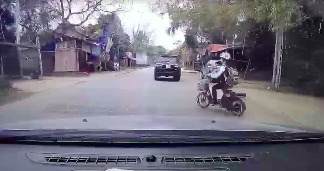 Xe &ocirc; t&ocirc; phanh gấp giữa đường v&igrave; bị xe đạp điện ngang nhi&ecirc;n tạt đầu - Ảnh 2.