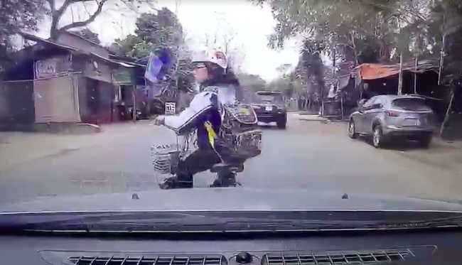 Xe &ocirc; t&ocirc; phanh gấp giữa đường v&igrave; bị xe đạp điện ngang nhi&ecirc;n tạt đầu - Ảnh 3.