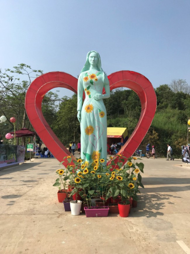 &Ugrave;n &ugrave;n kh&aacute;ch đến lễ hội Hoa Hướng dương ở c&ocirc;ng vi&ecirc;n mới tỉnh H&ograve;a B&igrave;nh - Ảnh 3.