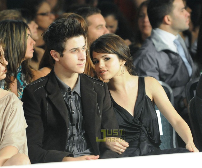 Selena Gomez xuất hiện xinh đẹp tại đám cưới của bạn trai tin đồn David Henrie - Ảnh 2.