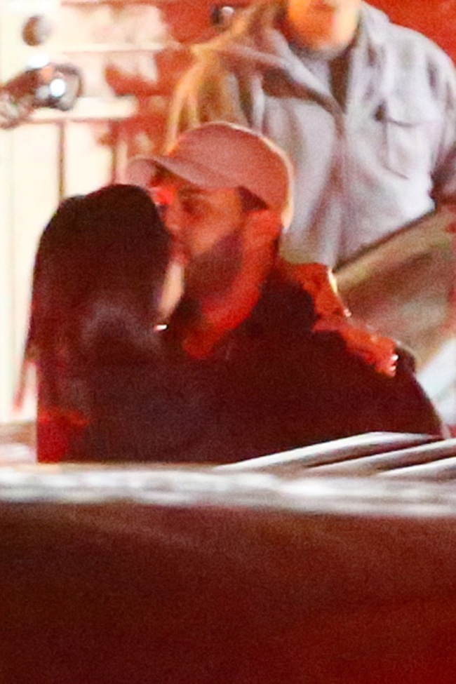 HOT: Selena Gomez lộ ảnh công khai hôn môi The Weeknd tình tứ - Ảnh 10.