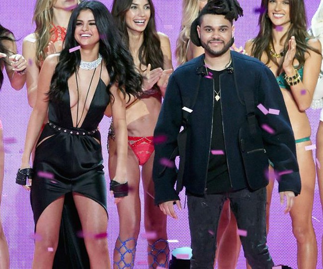 Vừa lộ ảnh ôm hôn Selena Gomez, The Weeknd tung ngay MV mới về vòng 3 của bạn gái - Ảnh 4.