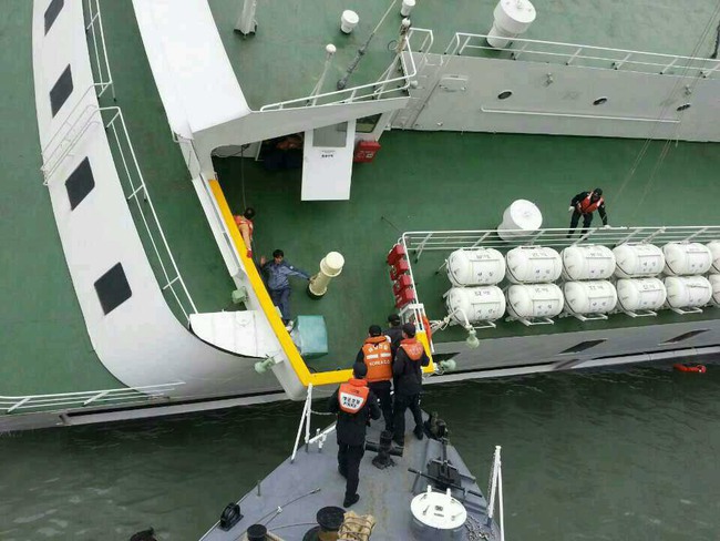 Loạt hình ám ảnh trong thảm kịch chìm phà Sewol cướp đi sinh mạng của gần 300 học sinh ở Hàn Quốc 3 năm trước - Ảnh 9.