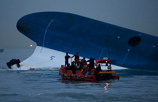 Loạt hình ám ảnh trong thảm kịch chìm phà Sewol cướp đi sinh mạng của gần 300 học sinh ở Hàn Quốc 3 năm trước - Ảnh 16.