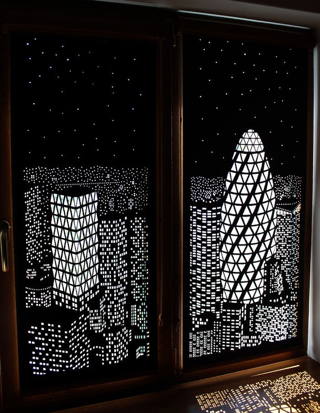Tấm rèm cửa đục lỗ khiến bạn có cảm giác như đang sống trong penthouse nhìn xuống thành phố - Ảnh 2.