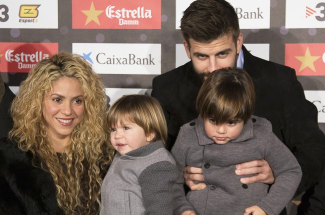 Ngạc nhi&ecirc;n chưa: Nh&agrave; Pique c&oacute; &aacute;o đấu của Real Madrid - Ảnh 1.