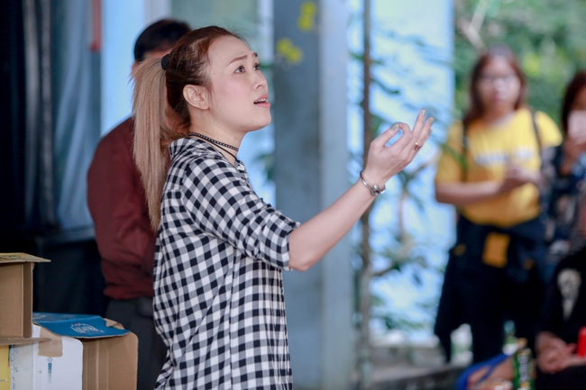 Mỹ T&acirc;m đ&aacute;ng y&ecirc;u hết cỡ khi đến thăm c&aacute;c nghệ sĩ vang b&oacute;ng một thời - Ảnh 11.