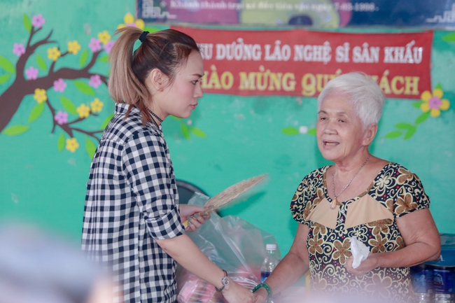 Mỹ T&acirc;m đ&aacute;ng y&ecirc;u hết cỡ khi đến thăm c&aacute;c nghệ sĩ vang b&oacute;ng một thời - Ảnh 12.