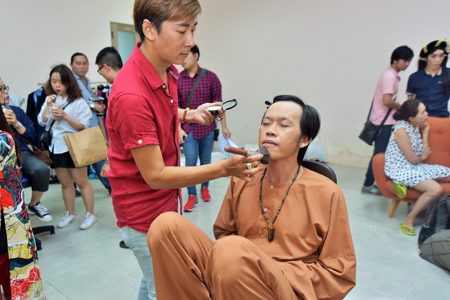 Trong hậu trường, gi&aacute;m khảo Ho&agrave;i Linh sở hữu d&aacute;ng ngồi kh&ocirc;ng lẫn v&agrave;o đ&acirc;u được! - Ảnh 8.