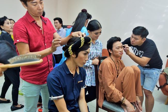 Trong hậu trường, gi&aacute;m khảo Ho&agrave;i Linh sở hữu d&aacute;ng ngồi kh&ocirc;ng lẫn v&agrave;o đ&acirc;u được! - Ảnh 9.