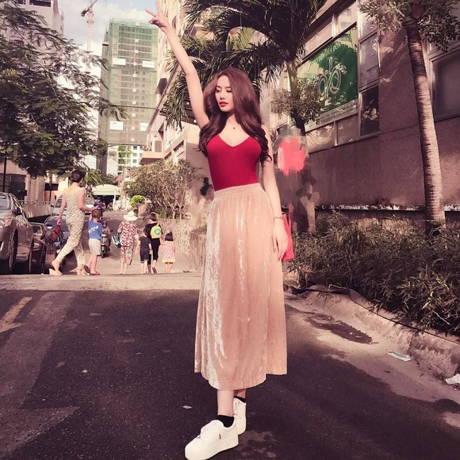 Hồ Ngọc H&agrave; nổi bật tại Paris Fashion Week, Rihanna diện ngay BST Dior bị ch&ecirc; tơi tả - Ảnh 7.