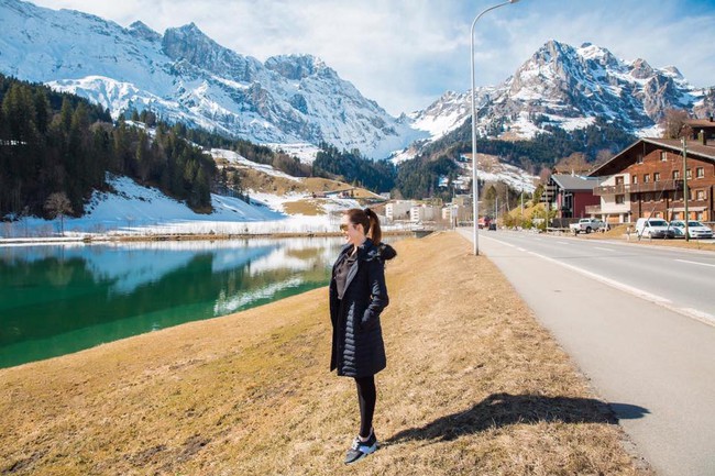 Hồ Ngọc H&agrave; nổi bật tại Paris Fashion Week, Rihanna diện ngay BST Dior bị ch&ecirc; tơi tả - Ảnh 8.