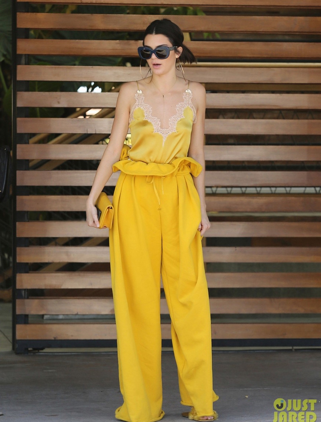 Ph&iacute; Phương Anh bị gọi l&agrave; con trai mặc v&aacute;y, Kylie Jenner lại g&acirc;y n&aacute;o loạn v&igrave; v&aacute;y t&aacute;o bạo - Ảnh 17.