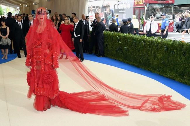 Xuất hiện như y&ecirc;u qu&aacute;i ở Met Gala, Katy Perry bị chế ảnh h&agrave;i so s&aacute;nh với đủ thứ - Ảnh 1.