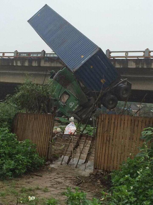 Hà Nội: Tai nạn liên tiếp, container treo lơ lửng trên thành cầu Thanh Trì - Ảnh 2.