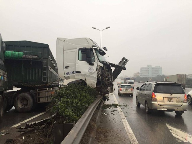 Hà Nội: Tai nạn liên tiếp, container treo lơ lửng trên thành cầu Thanh Trì - Ảnh 1.