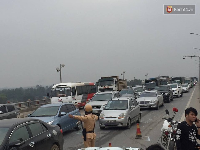 H&agrave; Nội: 7 xe &ocirc; t&ocirc; đ&acirc;m li&ecirc;n ho&agrave;n tr&ecirc;n cầu Thanh Tr&igrave;, l&aacute;i xe taxi v&agrave; 2 kh&aacute;ch nước ngo&agrave;i may mắn tho&aacute;t chết - Ảnh 4.