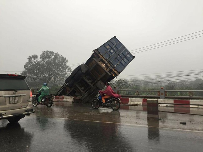 Hà Nội: Tai nạn liên tiếp, container treo lơ lửng trên thành cầu Thanh Trì - Ảnh 3.