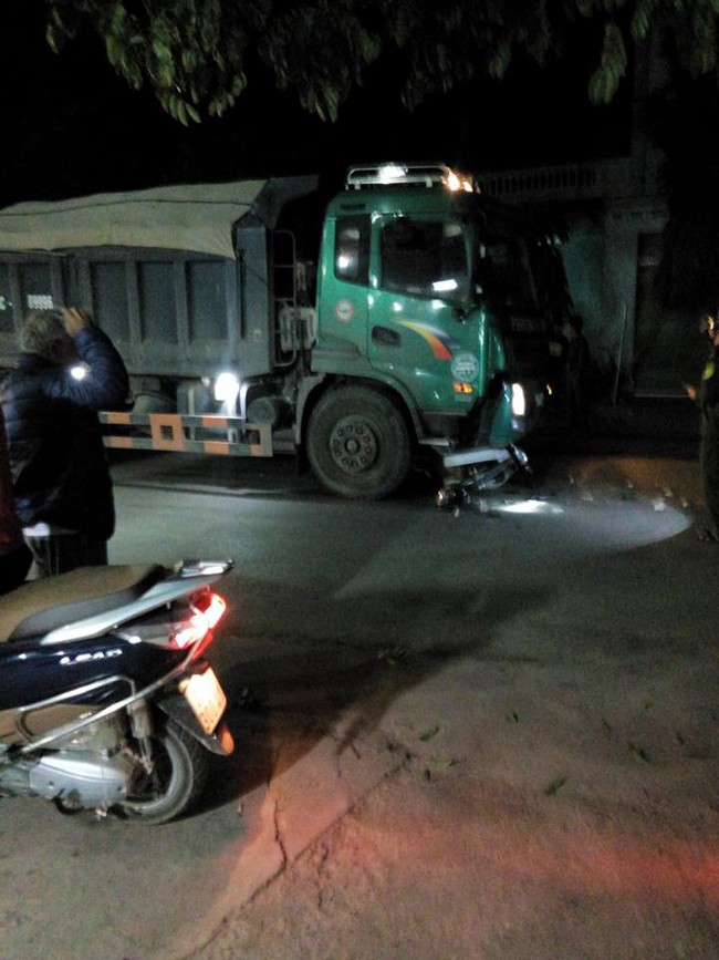 Th&aacute;i Nguy&ecirc;n: Tai nạn kinh ho&agrave;ng, xe m&aacute;y kẹt cứng dưới gầm đầu xe tải - Ảnh 1.
