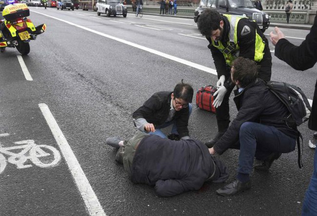 Video: Cảnh tượng kinh hoàng chiếc xe cán qua người đi bộ trong vụ khủng bố làm 5 người thiệt mạng tại Anh - Ảnh 2.