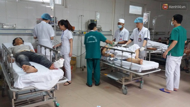 Nạn nh&acirc;n trong vụ lật xe kh&aacute;ch kinh ho&agrave;ng: Mọi người la h&eacute;t hoảng loạn, t&ocirc;i chỉ kịp che chắn cho ch&aacute;u b&eacute; b&ecirc;n cạnh - Ảnh 1.
