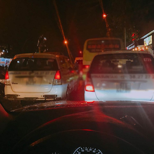 Ng&agrave;y &ocirc;ng C&ocirc;ng &ocirc;ng T&aacute;o, người S&agrave;i G&ograve;n vật v&atilde; trong mưa lớn - Ảnh 1.