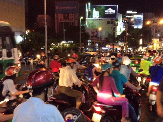 Ng&agrave;y &ocirc;ng C&ocirc;ng &ocirc;ng T&aacute;o, người S&agrave;i G&ograve;n vật v&atilde; trong mưa lớn - Ảnh 3.