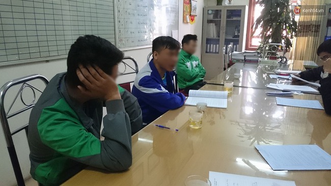 H&agrave; Nội: Lần đầu ti&ecirc;n xử phạt 6 triệu đồng với 3 t&agrave;i xế taxi t&egrave; bậy ngo&agrave;i đường - Ảnh 1.