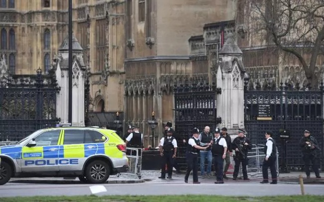 Súng nổ bên ngoài tòa nhà Quốc hội Anh, ít nhất 12 người bị thương - Ảnh 1.