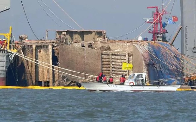 Chùm ảnh: Lạnh người với hình ảnh phà Sewol gỉ sét nghiêm trọng sau 3 năm chìm sâu dưới đáy đại dương - Ảnh 9.