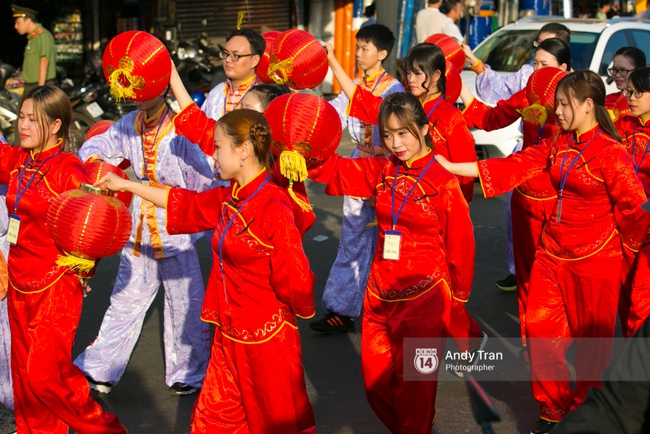 Cộng đồng người Hoa ở Sài Gòn hào hứng đổ ra đường đón Tết nguyên tiêu - Ảnh 5.