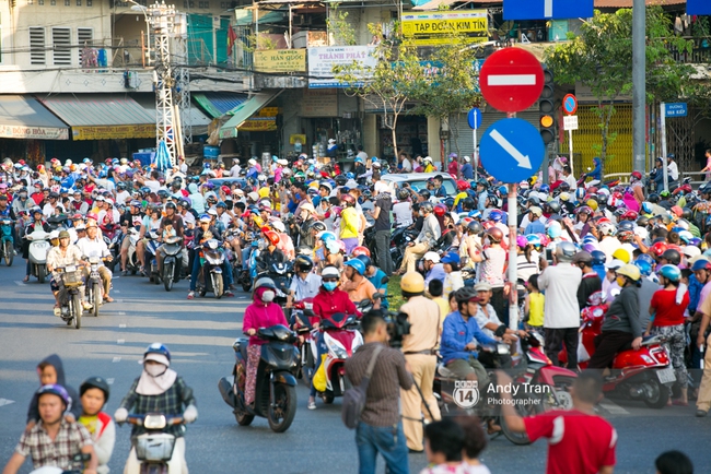 Cộng đồng người Hoa ở Sài Gòn hào hứng đổ ra đường đón Tết nguyên tiêu - Ảnh 1.