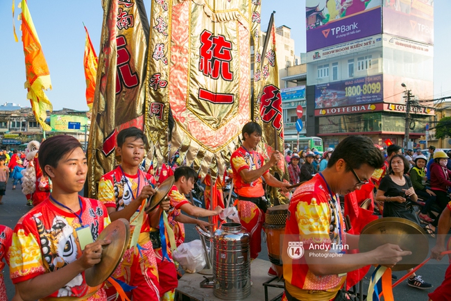 Cộng đồng người Hoa ở Sài Gòn hào hứng đổ ra đường đón Tết nguyên tiêu - Ảnh 4.