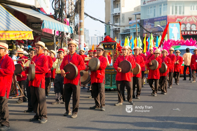 Cộng đồng người Hoa ở Sài Gòn hào hứng đổ ra đường đón Tết nguyên tiêu - Ảnh 2.