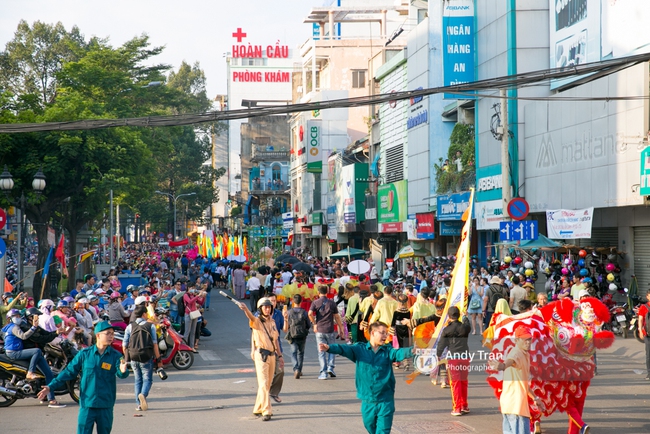 Cộng đồng người Hoa ở Sài Gòn hào hứng đổ ra đường đón Tết nguyên tiêu - Ảnh 14.