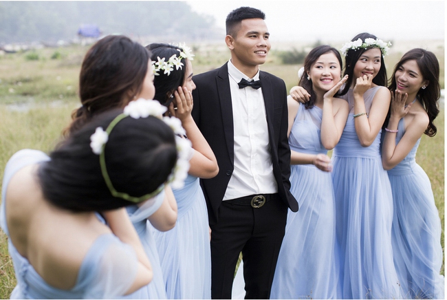 Ảnh cưới đồng quê lãng mạn của tuyển thủ Lê Văn Thắng - Ảnh 6.