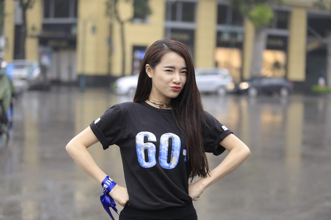 Nhã Phương, Phan Anh đội mưa xuống phố đi bộ ủng hộ Giờ Trái Đất - Ảnh 10.