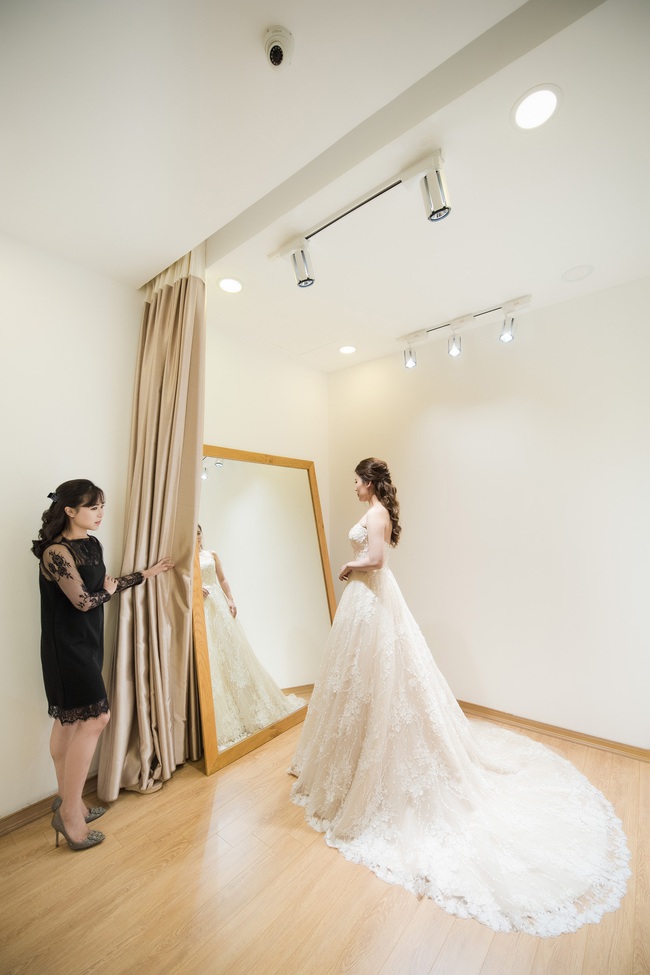 Trước hôn lễ, MC Thành Trung và vợ tình tứ đi thử váy cưới - Ảnh 5.