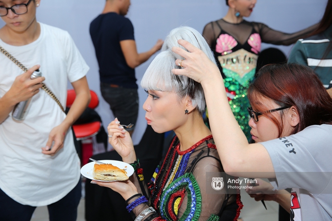 The Voice: Đ&ocirc;ng Nhi xuất hiện lẻ b&oacute;ng, Thu Minh tự cắt vớ da trước khi quay h&igrave;nh - Ảnh 9.