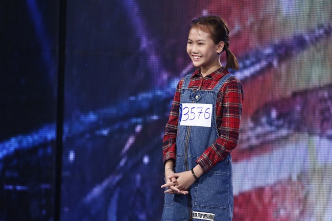 Cậu bé chăn vịt và ước mơ đổi đời khiến khán giả Vietnam Idol Kids xúc động - Ảnh 13.