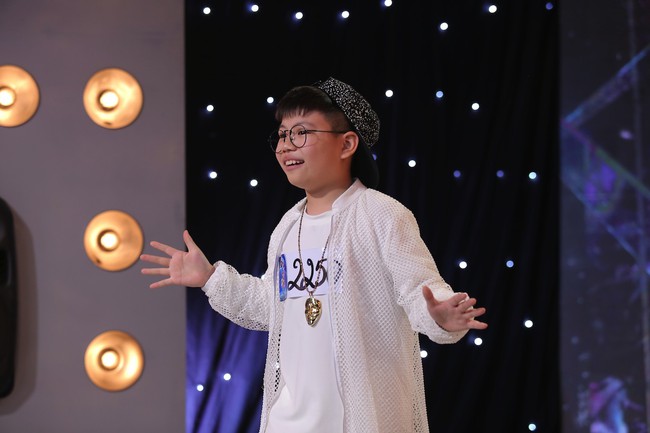 C&ocirc; b&eacute; khiếm thị, thi&ecirc;n thần 5 tuổi một mực đ&ograve;i v&eacute; v&agrave;ng mới chịu ra về g&acirc;y sốt Vietnam Idol Kids - Ảnh 11.