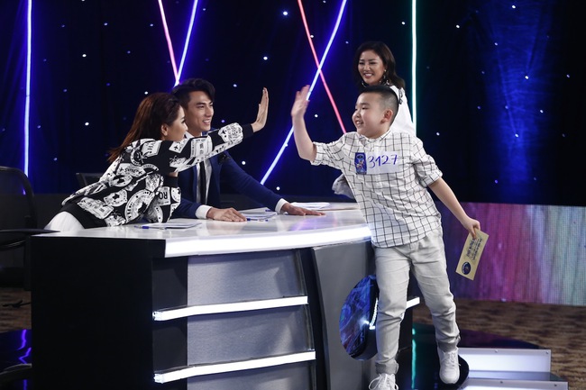 Cậu bé chăn vịt và ước mơ đổi đời khiến khán giả Vietnam Idol Kids xúc động - Ảnh 9.