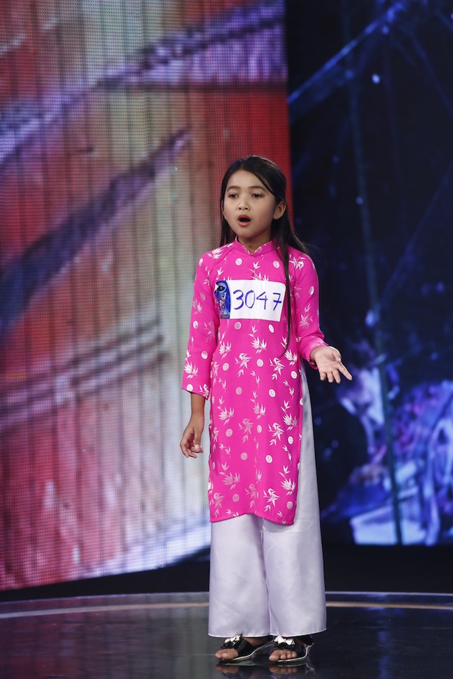 Cậu bé chăn vịt và ước mơ đổi đời khiến khán giả Vietnam Idol Kids xúc động - Ảnh 7.